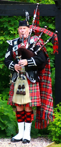 Wiltshire Piper #3006 Bagpiper Hire
